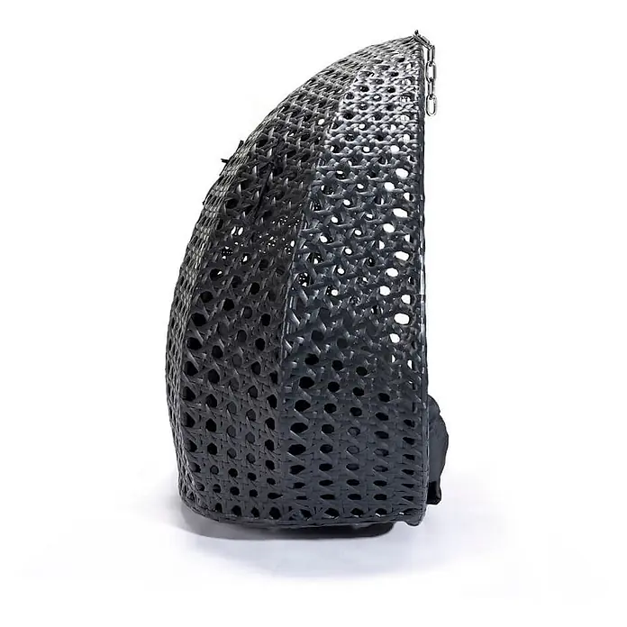 Home Deluxe Hängesessel TWIN Korb inkl. Kissen - Kunststoff, Schwarz - Dunkelgrauer, geflochtener Hängesessel in Eiform mit Kette, seitlich gesehen.