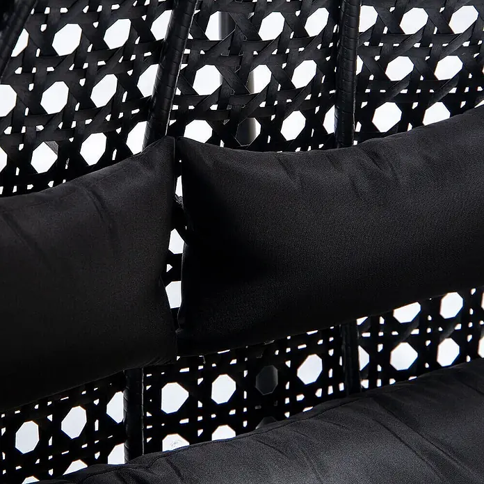 Home Deluxe Hängesessel TWIN Korb inkl. Kissen - Kunststoff, Schwarz - Nahaufnahme eines schwarzen, geflochtenen Kunstfaser-Rattansessels mit weichen schwarzen Kissen.