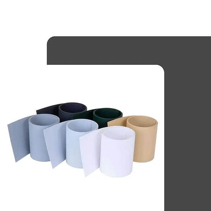 Jardinion Sichtschutzelement 10x Sichtschutzstreifen 2,52m PVC 6mm Rillen Weiß - Kunststoff, Weiß - Mehrere Rollen elastischer Bänder in verschiedenen Farben wie Weiß, Blau, Grün und Beige, mit einer gerippten Textur.