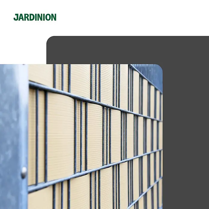 Jardinion Sichtschutzelement 10x Sichtschutzstreifen 2,52m PVC 6mm Rillen Weiß - Kunststoff, Weiß - Metallzaun mit hellbeigen Sichtschutzstreifen.