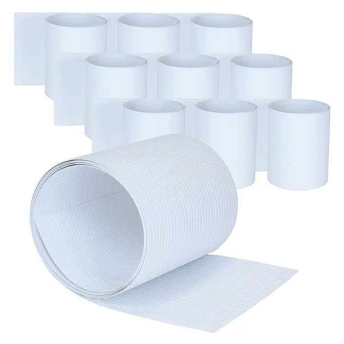 Jardinion Sichtschutzelement 10x Sichtschutzstreifen 2,52m PVC 6mm Rillen Weiß - Kunststoff, Weiß - Weiße, flexible, gerippte Kunststoffplatten, teils zu Zylindern gerollt, eine abwickelnd.