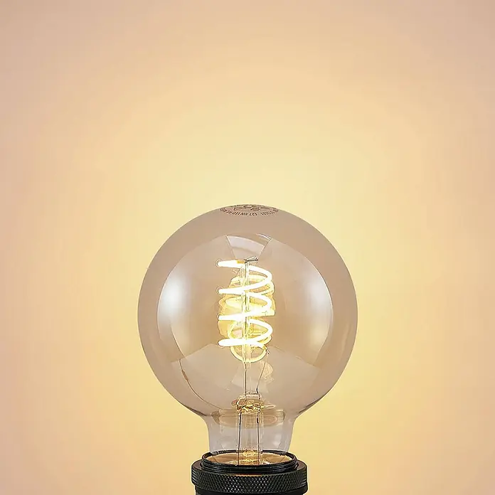 Lucande LED-Lampe E27 G95 LED 4W - E27, Nicht Dimmbar, Warmweiß, 280 lm, 4 W - Beleuchtete bernsteinfarbene LED-Globuslampe mit dekorativem Spiralfaden und schwarzem Sockel.