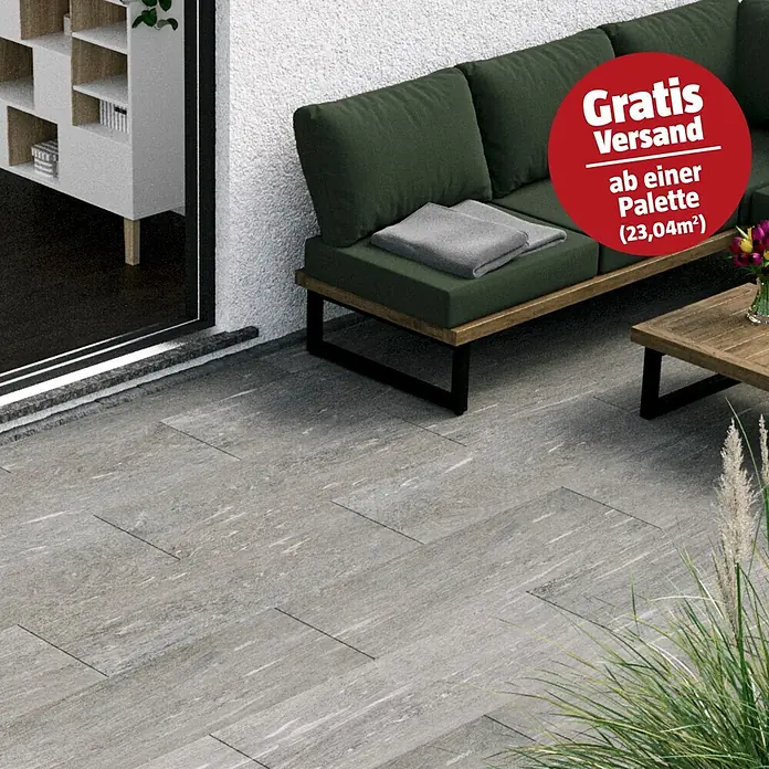 Esterno 20 T by Palazzo Terrassenfliese Davos - 40 x 120 x 2 cm, Greige, Matt - Graue Terrassenplatten in Steinoptik mit natürlicher Textur, auf einer Außenterrasse verlegt.