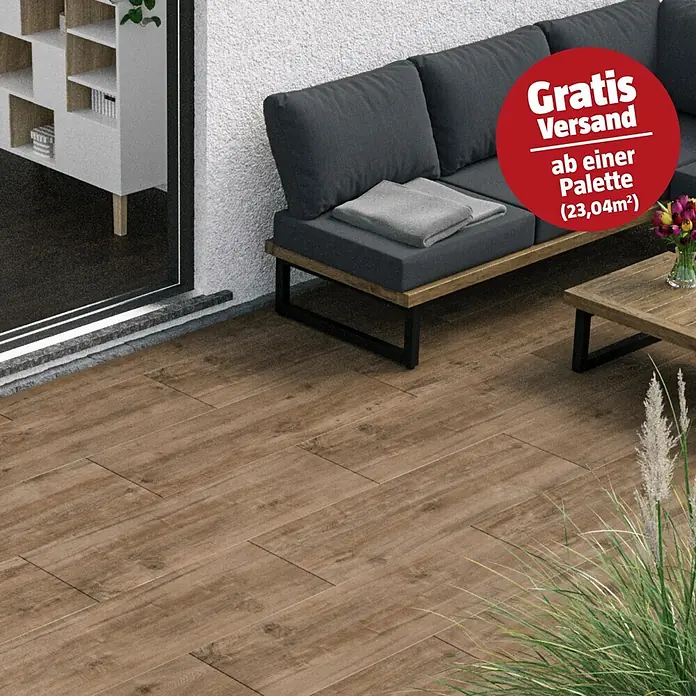 Esterno 20 T by Palazzo Terrassenfliese Harmonie - 40 x 120 x 2 cm, Fichte, Matt - Braune Holzoptik-Bodenfliesen für den Außenbereich auf einer Terrasse verlegt.