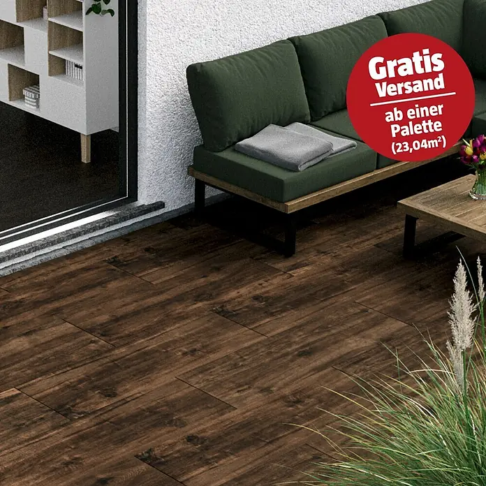 Esterno 20 T by Palazzo Terrassenfliese Harmonie - 40 x 120 x 2 cm, Zeder, Matt - Dunkelbraune Bodenfliesen in Holzoptik auf einer Außenterrasse verlegt.