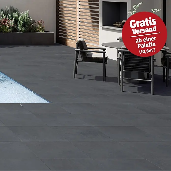 Art-Tec by Palazzo Terrassenfliese - 60 x 60 x 2 cm, Graphit, Matt - Dunkelgraue Terrassenfliesen auf einer Terrasse neben einem Pool.