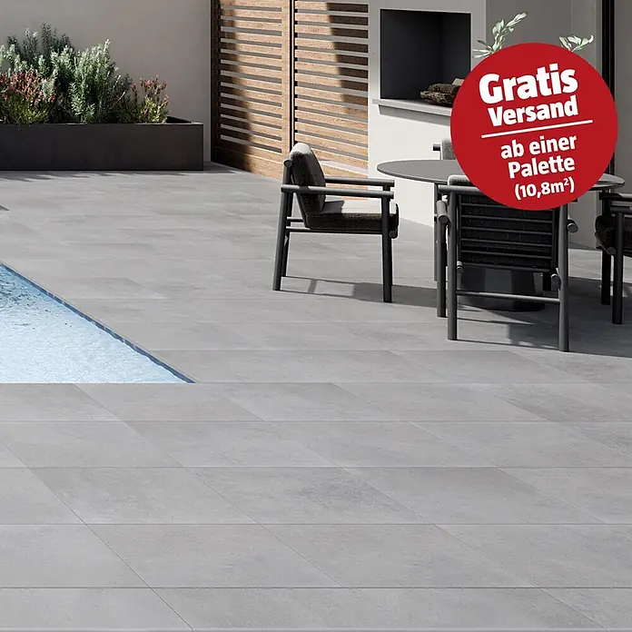 Art-Tec by Palazzo Terrassenfliese - 60 x 60 x 2 cm, Steel, Matt - Große graue Outdoor-Fliesen bilden eine moderne Terrasse um einen Pool und Sitzbereich.