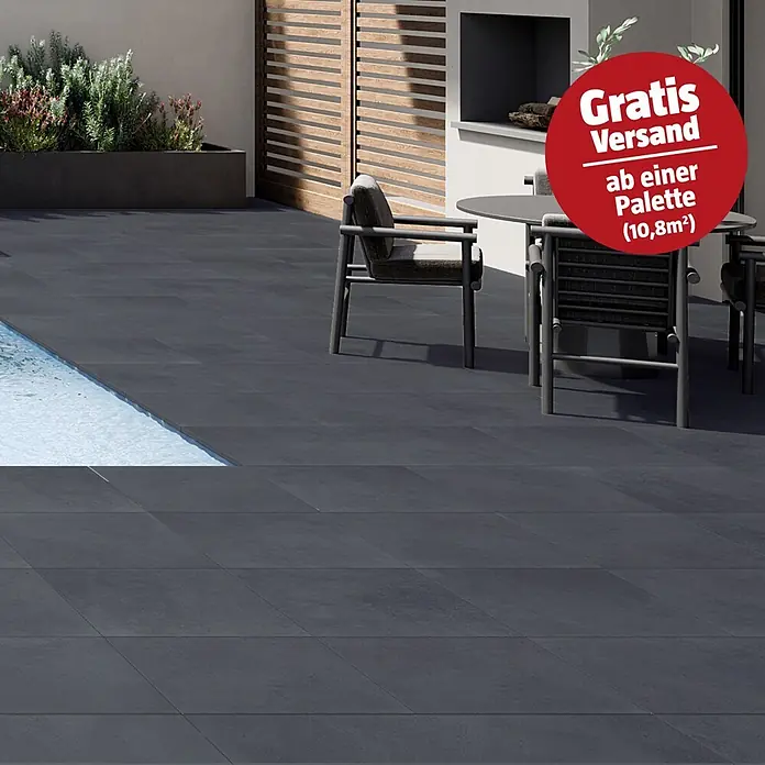 Art-Tec by Palazzo Terrassenfliese - 60 x 60 x 2 cm, Onyx, Matt - Dunkelgraue rechteckige Terrassenplatten gestalten einen modernen Außenbereich um Pool und Sitzgelegenheiten.