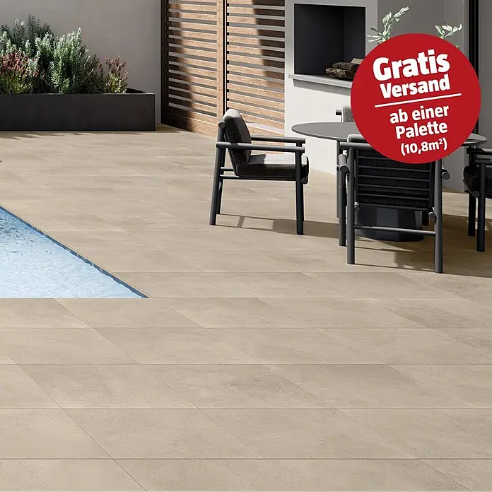Art-Tec by Palazzo Terrassenfliese - 60 x 60 x 2 cm, Creme, Matt - Großformatige beigefarbene Terrassenplatten im Außenbereich, die eine Terrasse und Poolumrandung bilden.