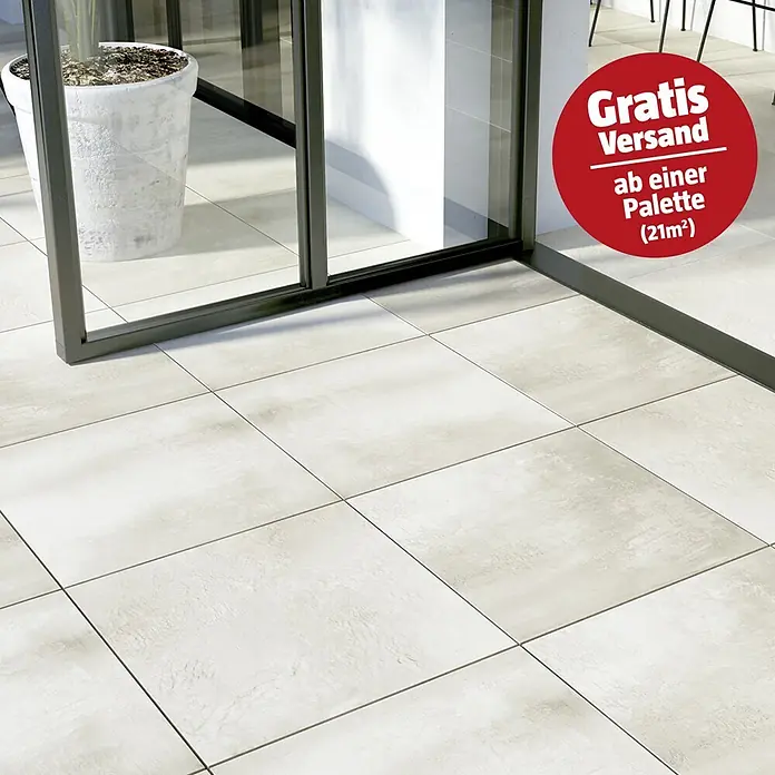 Cersanit Terrassenfliese Beton White - 59,3 x 59,3 x 2 cm, Weiß, Matt - Helle, strukturierte Bodenfliesen in einem modernen Raum.