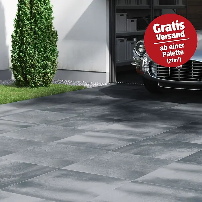 Cersanit Terrassenfliese Beton Grey Dark - 59,3 x 59,3 x 2 cm, Dunkelgrau, Matt - Graue Beton-Pflasterplatten mit subtilem Muster, als Einfahrt verlegt.