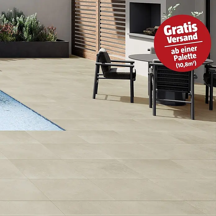 Art-Tec by Palazzo Terrassenfliese - 60 x 60 x 2 cm, Offwhite, Matt - Helle beige Outdoor-Bodenfliesen pflastern eine Terrasse neben einem Pool mit Gartenmöbeln.