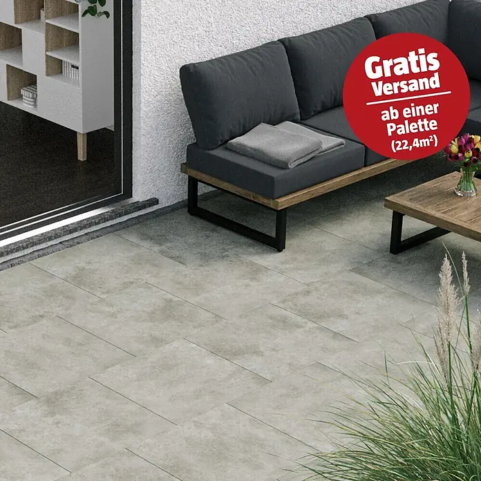 Cersanit Terrassenfliese Metropolis - 59,3 x 59,3 x 2 cm, Light Grey, Matt - Helle, betonfarbene Terrassenplatten in einem modernen Außenbereich, ideal für Sitzgelegenheiten.