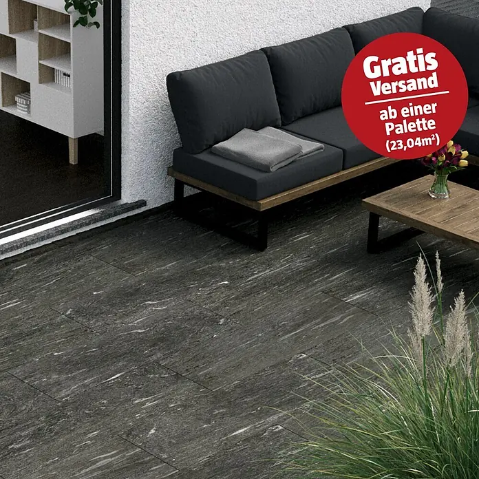 Marazzi Terrassenfliese Esterno 20T Davos - 40 x 120 x 2 cm, Anthrazit, Matt - Dunkelgraue, rechteckige Terrassenplatten mit weißer Maserung in einem modernen Außenbereich.