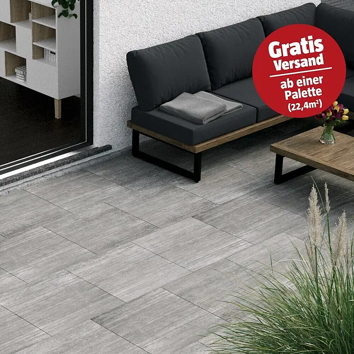 Terrassenfliese Garden Grey Struktur - 59,7 x 59,7 x 2 cm, Grau, Matt - Graue Outdoor-Pflasterplatten mit gestreifter Textur, auf einer modernen Terrasse neben Möbeln verlegt.