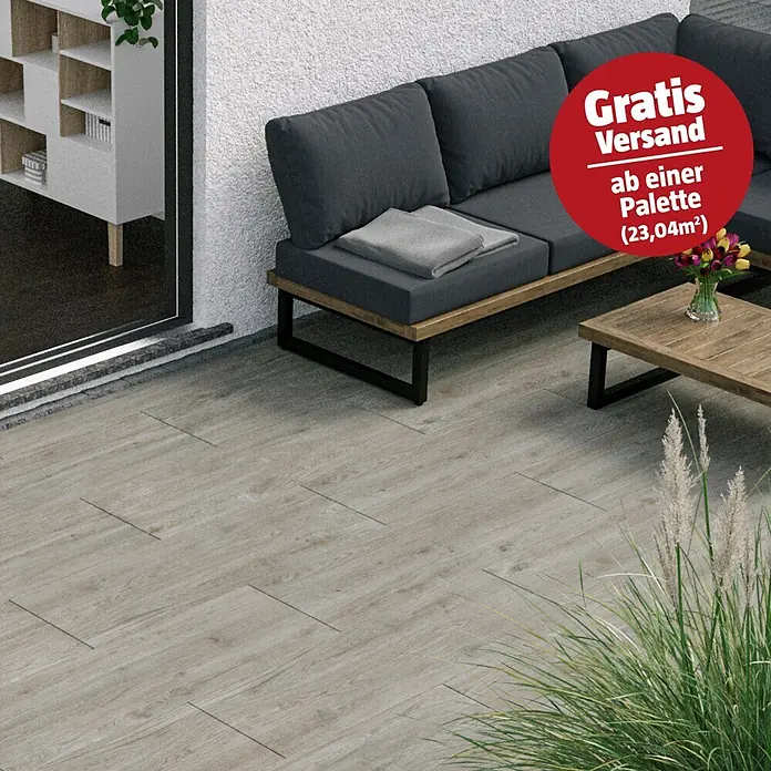Marazzi Terrassenfliese Esterno 20T Woodliving Fumo - 40 x 120 x 2 cm, Beige, Matt - Helle Holzoptik-Bodenfliesen für den Außenbereich auf einer modernen Terrasse.