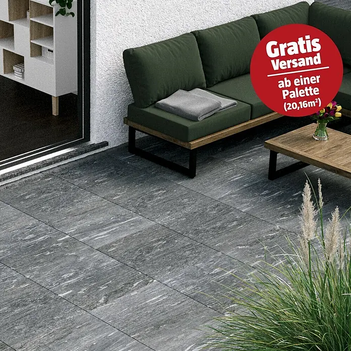 Marazzi Terrassenfliese Esterno 20T Davos - 60 x 60 x 2 cm, Grau, Matt - Anthrazitfarbene Terrassenplatten mit weißer Maserung, als Outdoor-Boden verlegt.