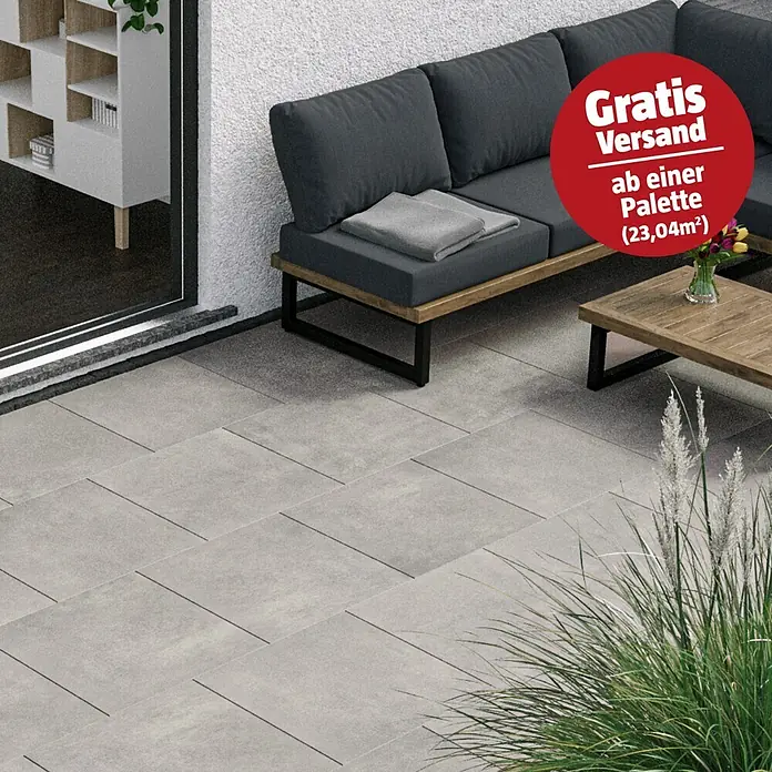Marazzi Terrassenfliese Esterno 20T Plaster Grey - 60 x 60 x 2 cm, Grau, Matt - Hellgraue Terrassenplatten auf einer Terrasse mit Gartenmöbeln und Pflanzen.