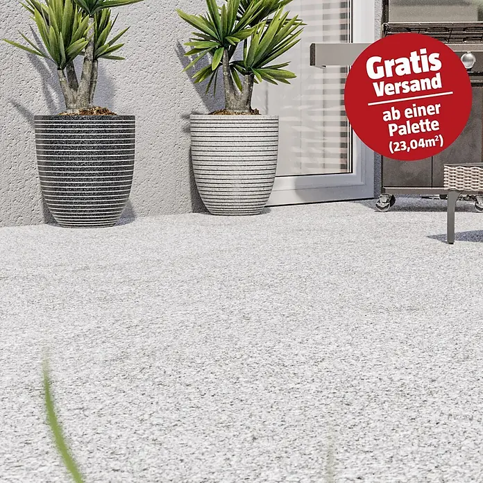 Terrassenfliese Cera 2.0 - 60 x 120 x 2 cm, Fortezza Montorfano, Matt - Helle, texturierte Terrassenoberfläche im Außenbereich mit Topfpflanzen und Möbeln.