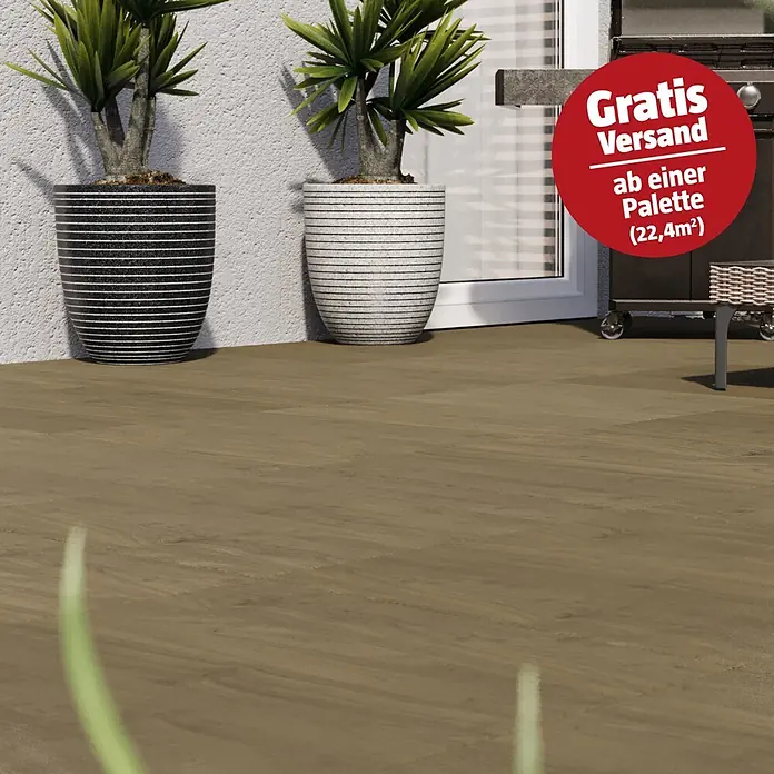 Terrassenfliese Garden Rustbrown 2.0 - 59,7 x 59,7 x 2 cm, Braun, Matt - Hellbrauner Terrassendielenboden aus Holz auf einer Terrasse, mit Topfpflanzen an einer strukturierten weißen Wand.
