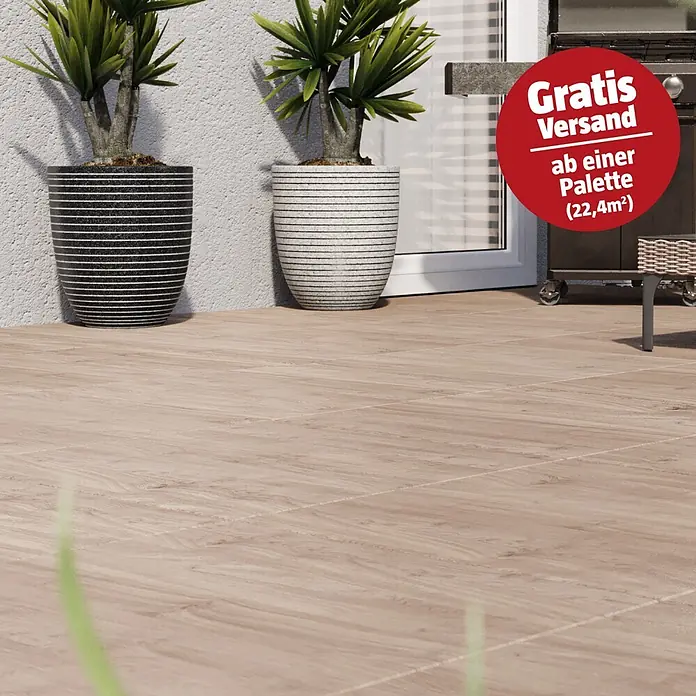 Terrassenfliese Garden Coldbrown 2.0 - 59,7 x 59,7 x 2 cm, Grau/Braun, Matt - Hellbraune Holzoptik-Terrassenfliesen auf einer Terrasse, mit Angebot "Gratis Versand ab einer Palette (22,4m²)".