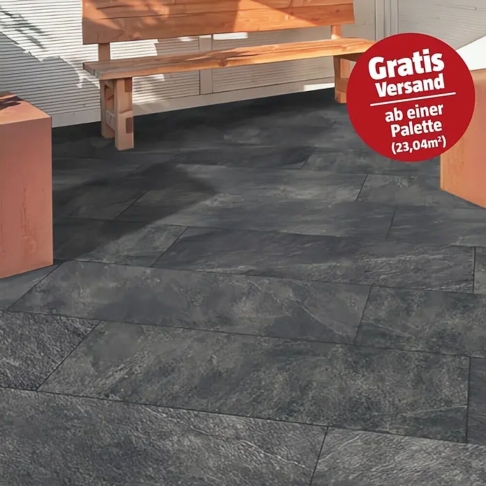 Terrassenfliese Cera 2.0 - 40 x 120 x 2 cm, Museo Ardesia Nero, Matt - Dunkelgraue rechteckige Außenfliesen mit Natursteinoptik, die eine Terrasse pflastern.