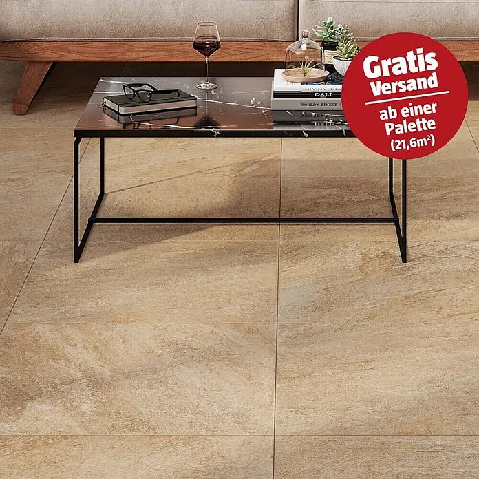 Atlas Concorde Solution Regent Terrassenfliese Gold - 60 x 60 x 2 cm, Gold, Matt - Strukturierte hellbraune Bodenfliesen im Wohnzimmer, die ihre Natursteinoptik zeigen.