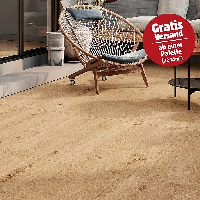Atlas Concorde Solution Terrassenfliese Kortex Golden - 45 x 90 x 2 cm, Hellbraun, Matt - Helle Holzoptik-Bodenfliesen auf einer Außenterrasse.