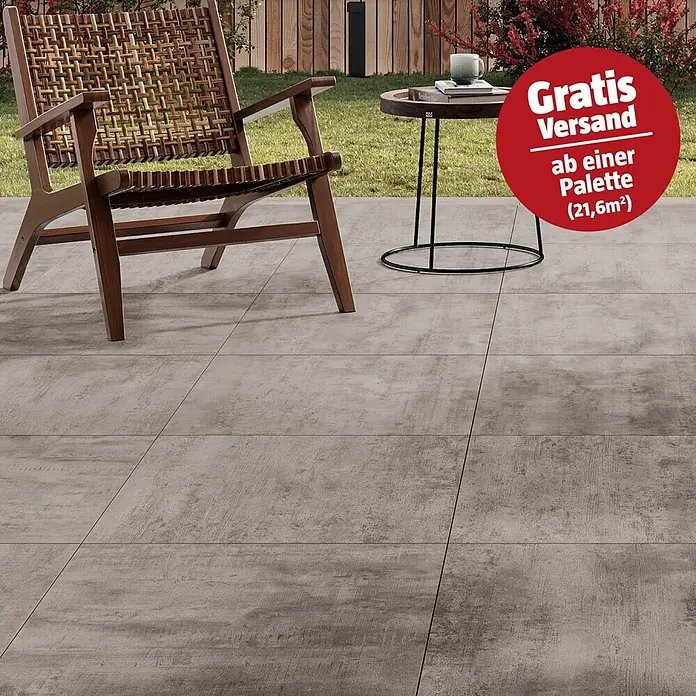 Atlas Concorde Solution Terrassenfliese Rover Grey - 60 x 60 x 2 cm, Grau, Matt - Große, strukturierte, graubraune Outdoor-Terrassenfliesen als Gartenboden, mit Holzstuhl und Beistelltisch.