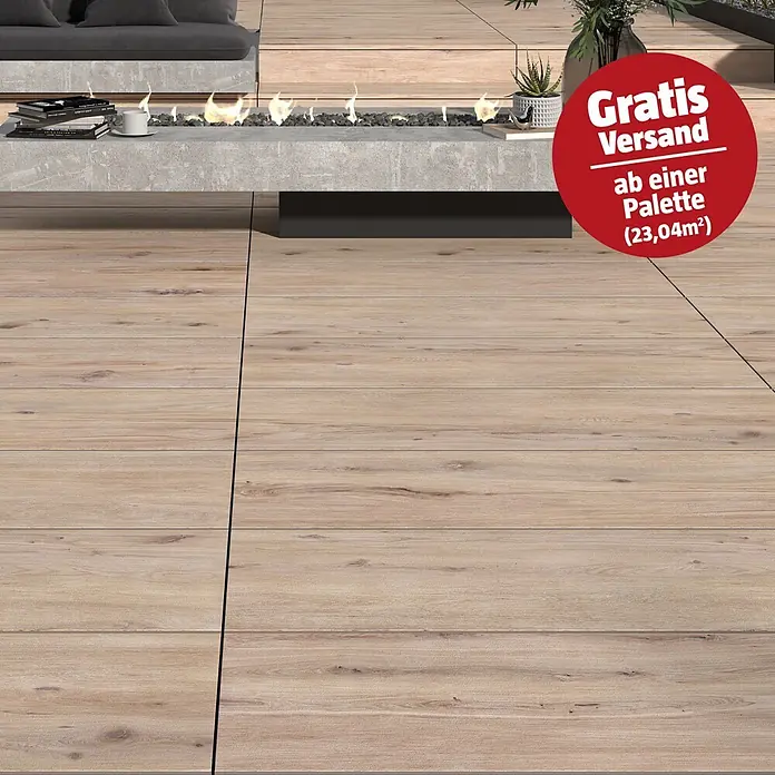 Terrassenfliese Garden Coldbrown 2.0 - 39,7 x 119,7 x 2 cm, Grau/Braun, Matt - Helle Holzoptik-Terrassenfliesen auf einer Terrasse mit moderner Feuerstelle und Sitzgelegenheiten.