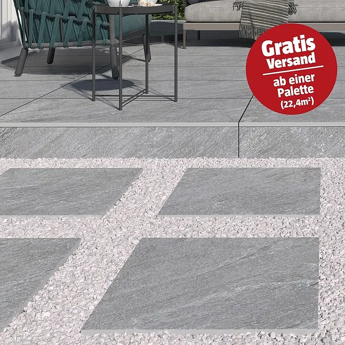 Terrassenfliese Piazza 2.0 - 59,7 x 59,7 x 2 cm, Grau, Matt - Graue Terrassenplatten und Trittsteine mit weißem Kies bilden einen Gartenweg, der zu einer Terrasse mit Möbeln führt.