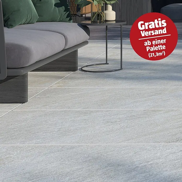 Terrassenfliese Piazza 2.0 - 59,7 x 119,7 x 2 cm, Sabbia, Matt - Helle, strukturierte Terrassenplatten in Grau/Beige, als moderner Outdoor-Bodenbelag mit Lounge-Möbeln.
