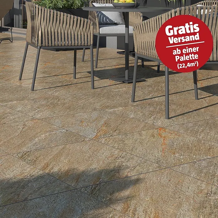 Terrassenfliese Piazza 2.0 - 59,7 x 59,7 x 2 cm, Mehrfarbig, Matt - Strukturierte Terrassenfliesen in meliertem Braun und Gold, auf einer Terrasse mit Gartenmöbeln verlegt.