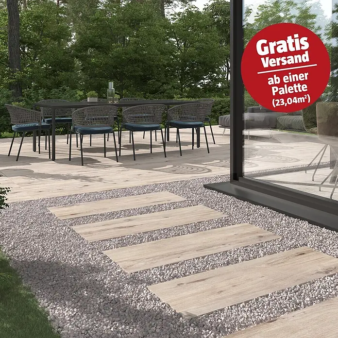 Terrassenfliese Garden Lightbrown 2.0 - 39,7 x 119,7 x 2 cm, Hellbraun, Matt - Outdoor-Fliesen in Holzoptik als Weg über weißem Kies neben einer Terrasse.