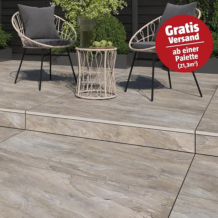 Terrassenfliese Sasso 2.0 - 59,7 x 119,7 x 2 cm, Grau, Matt - Strukturierte, sandfarbene Terrassenfliesen in Steinoptik, als mehrstufige Terrasse mit Treppen verlegt.