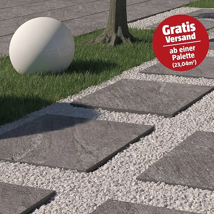 Terrassenfliese Piazza 2.0 - 59,7 x 59,7 x 2 cm, Anthrazit, Matt - Dunkelgraue Trittplatten bilden einen Gartenweg, umgeben von weißem Zierkies und grünem Gras.