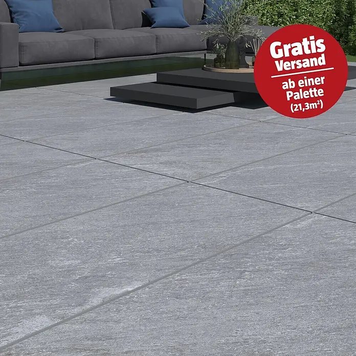 Terrassenfliese Piazza 2.0 - 59,7 x 119,7 x 2 cm, Grau, Matt - Texturierte graue Terrassenplatten im Außenbereich, passend zu einem modernen Loungebereich.