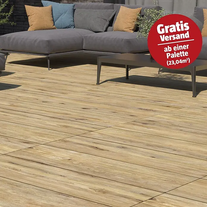 Terrassenfliese Garden Rustbrown 2.0 - 39,7 x 119,7 x 2 cm, Braun, Matt - Helle Outdoor-Fliesen in Holzoptik auf einer modernen Terrasse mit Lounge-Möbeln verlegt.