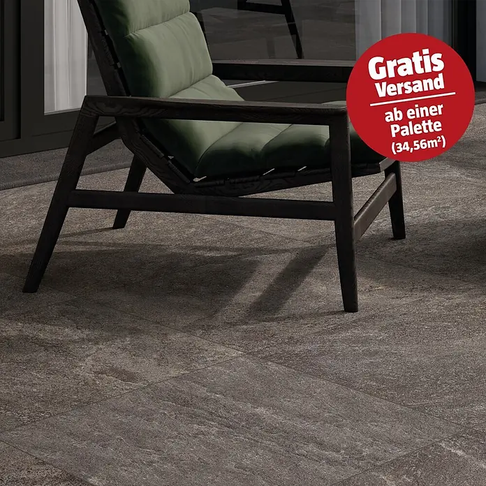 Terrassenfliese Click and Go Griechisch Quarzit - 60 x 60 cm, Anthrazit, Matt - Dunkelgraue, texturierte Außenfliesen mit sichtbaren Fugen, die eine robuste Oberfläche für einen Terrassensitzbereich bilden.