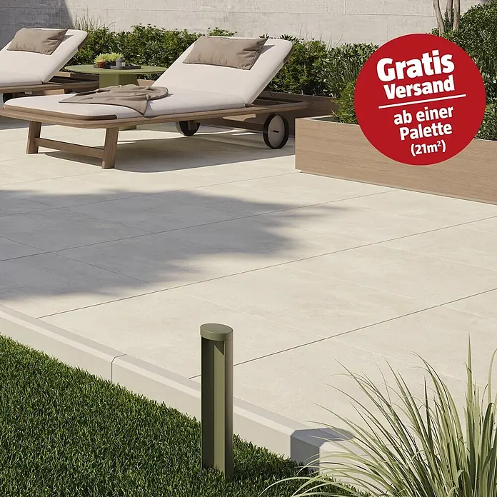 Queens Terrassenfliese - 59,3 x 59,3 x 2 cm, Beige, Matt - Helle Terrassenplatten, die eine saubere Außenfläche bilden, umgeben von Gartenmöbeln und Pflanzen.
