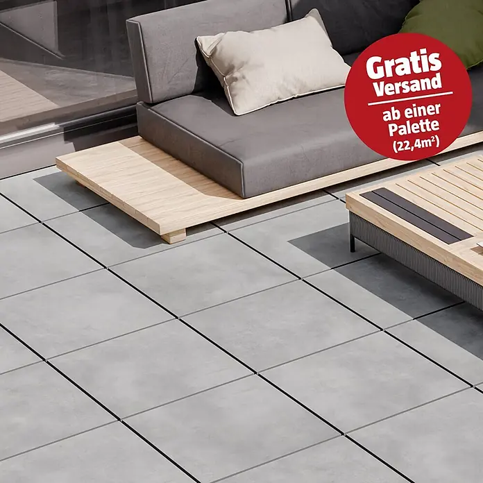 Terrassenfliese Dimension - 59,7 x 59,7 x 2 cm, Grafit, Matt - Graue Terrassenplatten bilden einen Außenbereich mit modernen Gartenmöbeln.