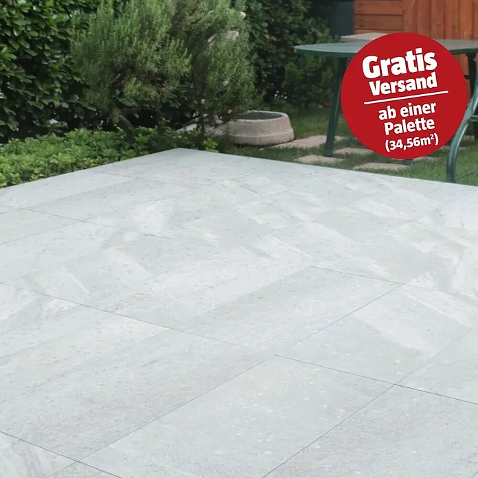 Terrassenfliese Quarzo Silver - 40 x 80 x 2 cm, Silber, Matt - Hellgraue Terrassenplatten in einem Gartenbereich.