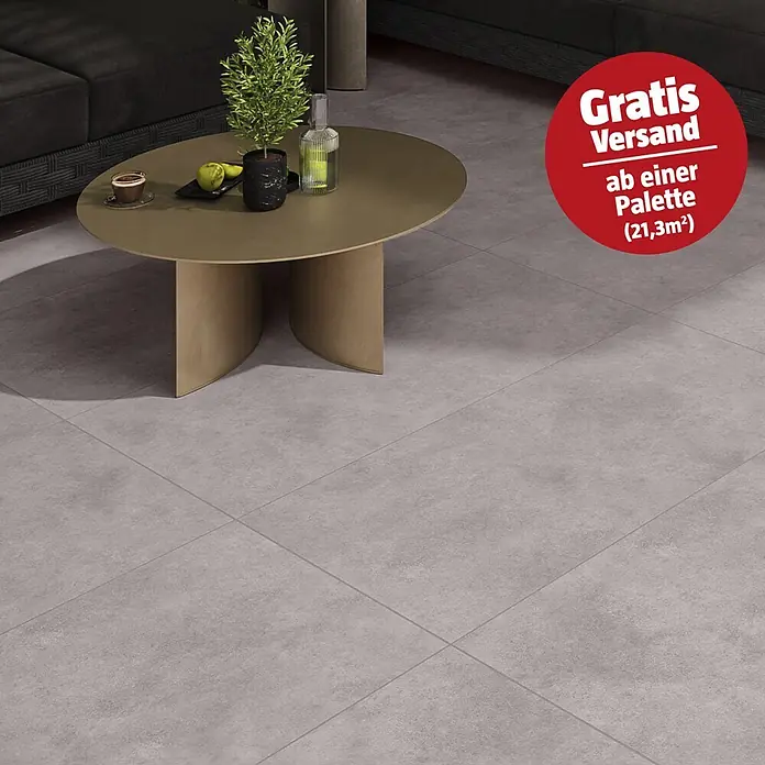 Cersanit Terrassenfliese Metropolis - 59,3 x 119,3 x 2 cm, Grey, Matt - Hellgrauer Fliesenboden in einem modernen Wohnzimmer, mit rotem 'Gratis Versand' Angebot.