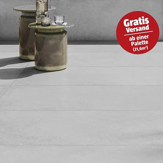 Terrassenfliese Moonstone White - 60 x 120 x 2 cm, Weiß, Matt - Graue Bodenfliesen in Betonoptik, präsentiert in einem modernen Ambiente mit olivgrünen Beistelltischen.