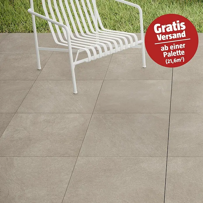 Terrassenfliese Stoneline - 60 x 60 x 2 cm, Beige/Grau, Matt - Beige Outdoor-Terrassenfliesen mit strukturierter Oberfläche auf einer Gartenterrasse mit weißem Stuhl.