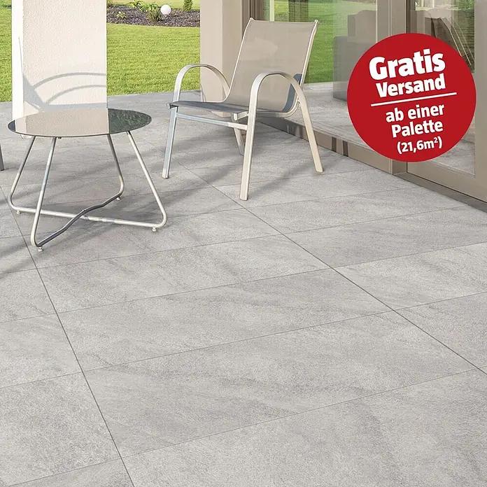 Terrassenfliese Durastone - 60 x 120 x 2 cm, Grau, Matt - Helle, strukturierte Terrassenplatten in Grau, die einen einladenden Außenbereich mit Möbeln gestalten.