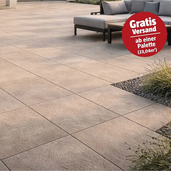 Terrassenfliese Tempio - 60 x 60 x 2 cm, Beige, Matt - Strukturierte hellbeige Terrassenplatten auf einer Terrasse mit modernen Loungemöbeln.