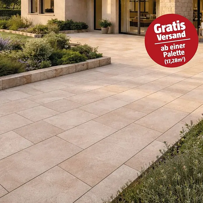 Terrassenfliese Torre - 40 x 80 x 2 cm, Botticino, Matt - Helle, rechteckige Terrassenplatten in Beige verlegen einen Außenbereich neben Beeten und einem Haus.