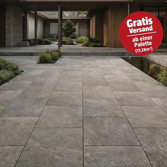 Terrassenfliese Torre - 40 x 80 x 2 cm, Luserna Mista, Matt - Graubraune Pflasterplatten bilden einen modernen Weg im Außenbereich, umgeben von Pflanzen und einem Teich in einer modernen Architektur.