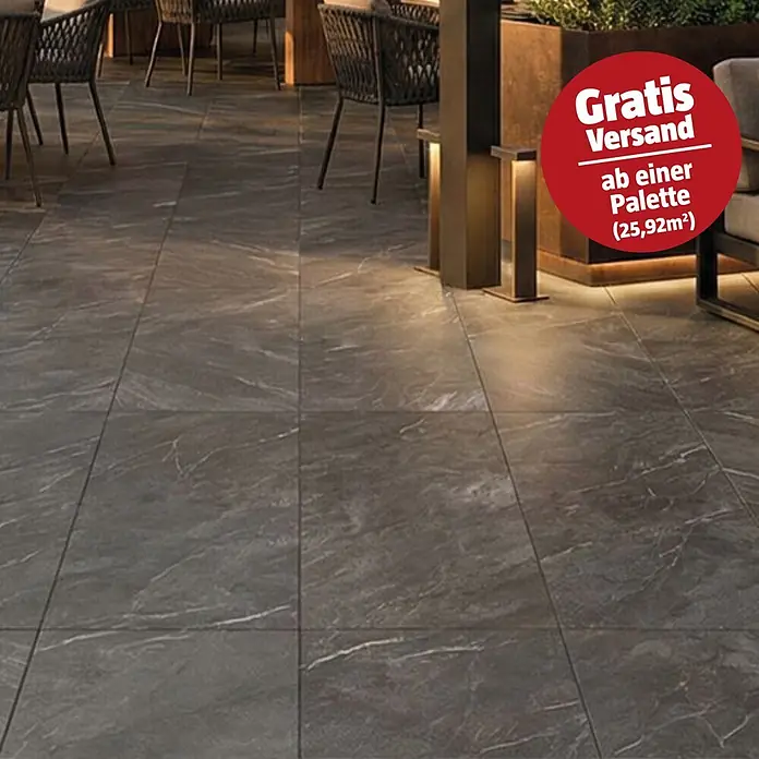 Terrassenfliese Total Stone - 60 x 90 x 2 cm, Grafit, Matt - Dunkelgraue Bodenfliesen mit weißer Marmorierung, verlegt in einer Terrassenumgebung.